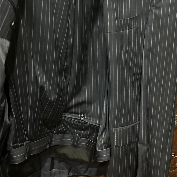 Sean John Navy Pinstripe Men's Suit 38R with Pants 40R missing a button - Picture 3 of 3